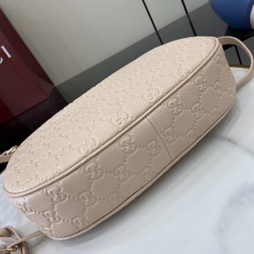 Gucci GG Emblem medium shoulder bag 820453 in light pink GG leather