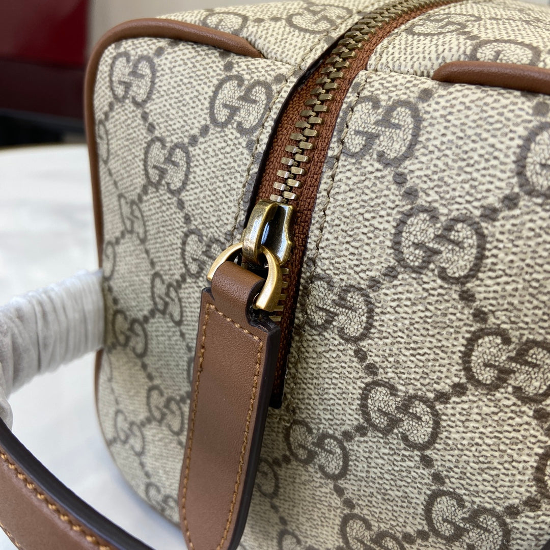 Gucci GG Emblem medium toiletry case, ‎821163 in beige fabric