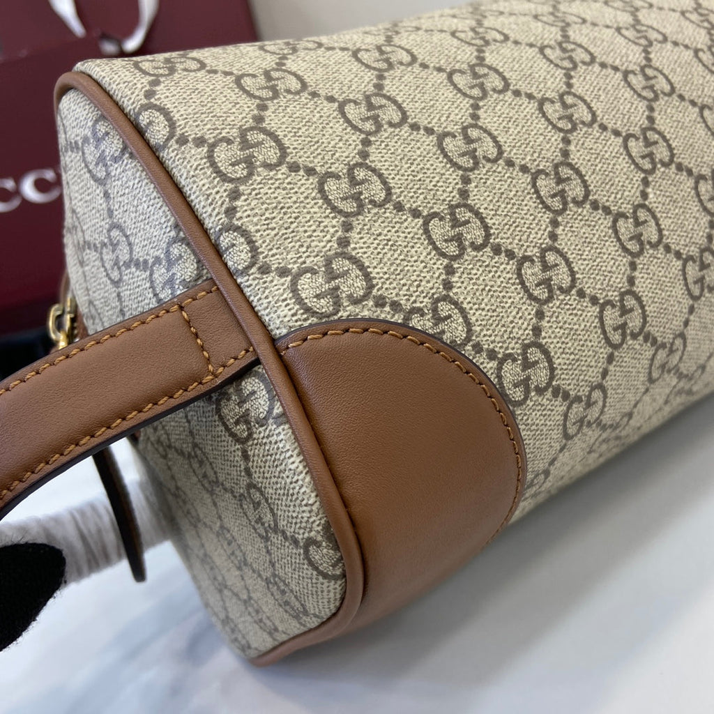 Gucci GG Emblem medium toiletry case, ‎821163 in beige fabric