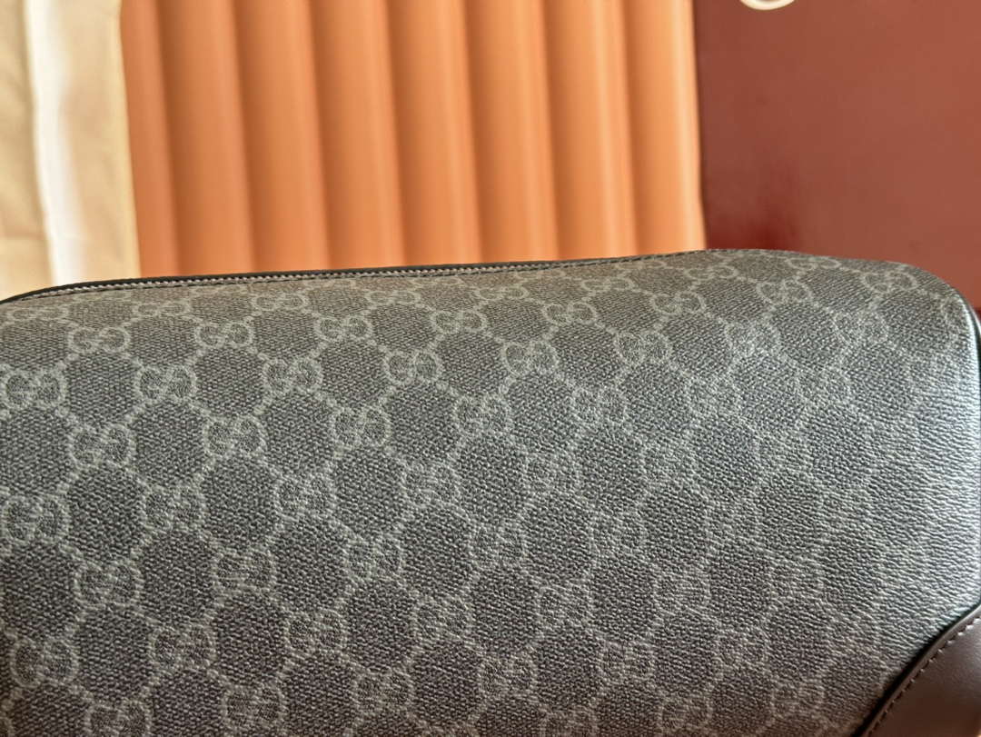 Gucci GG Emblem medium toiletry case, ‎821163 in black fabric