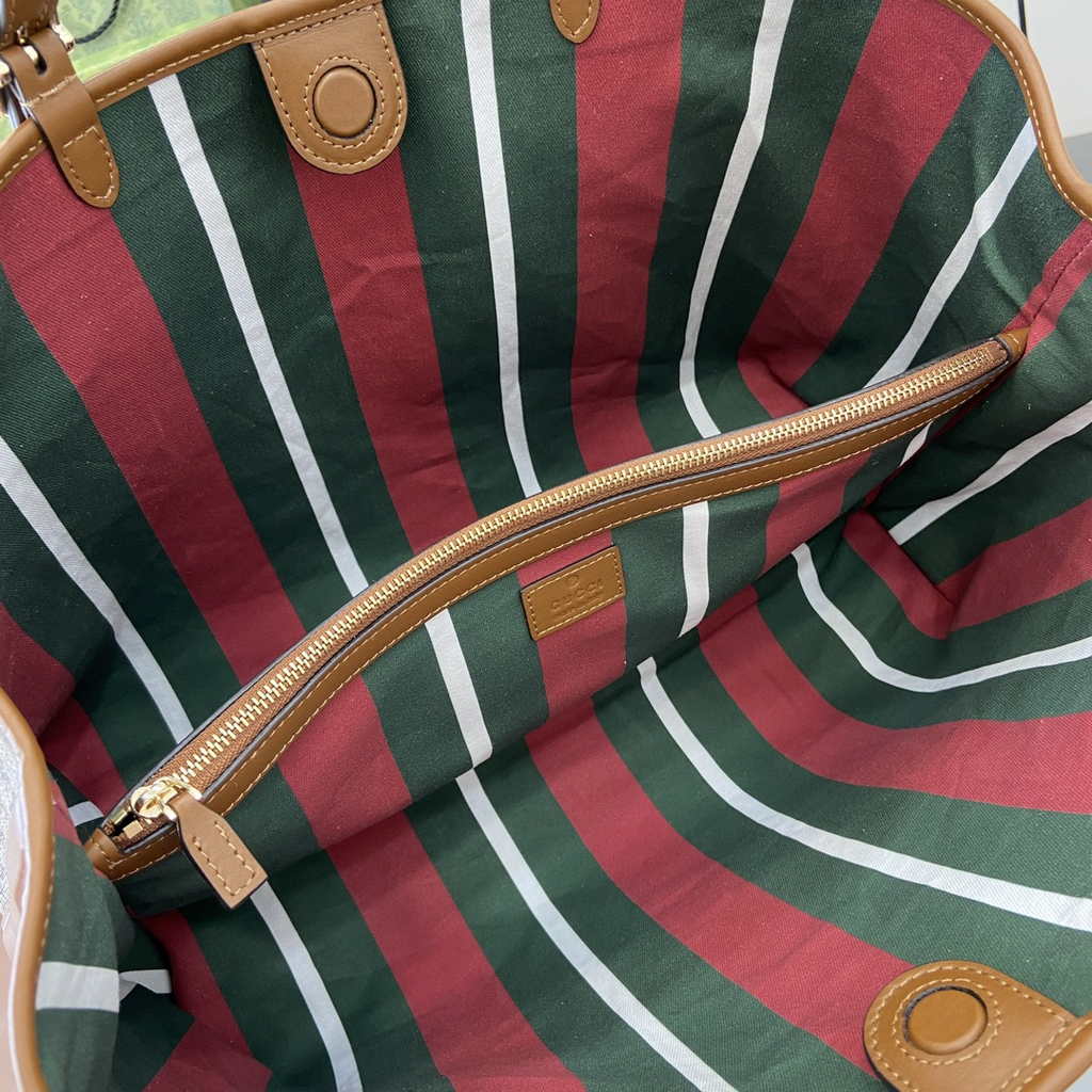Gucci GG Emblem large tote bag 815213 in brown fabric