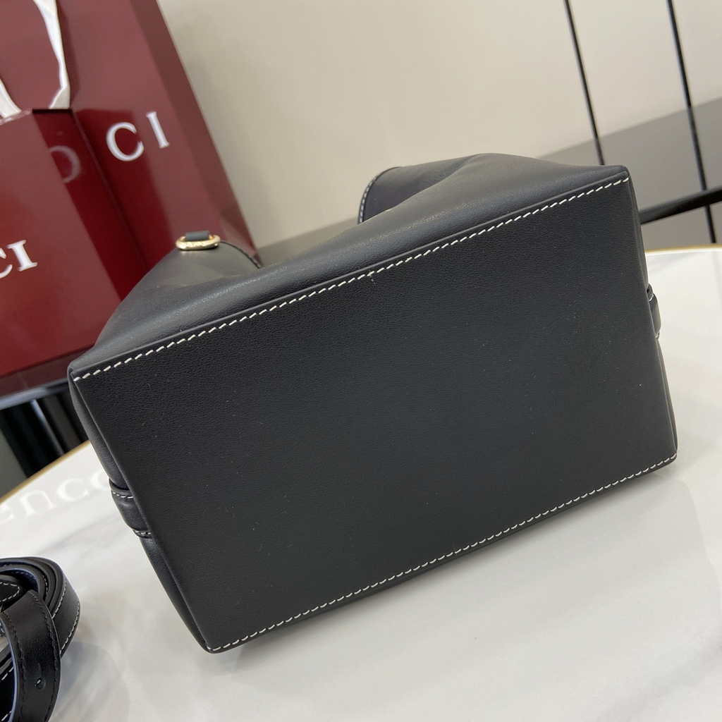 Gucci GG Emblem small bucket bag 815118 in black leather