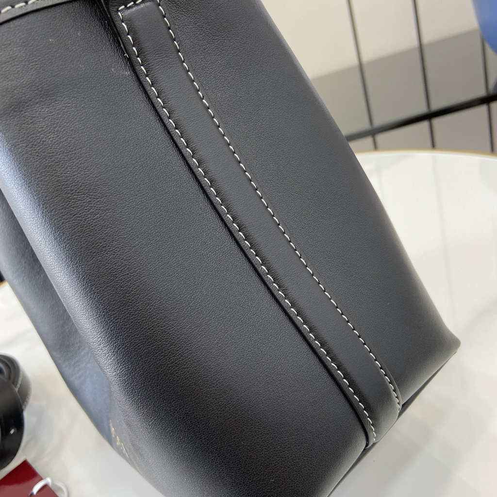 Gucci GG Emblem small bucket bag 815118 in black leather