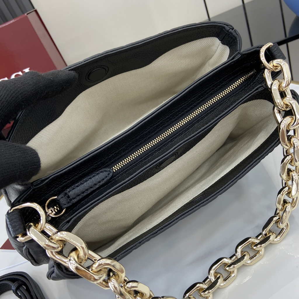 Gucci GG Emblem mini shoulder bag 815263 in black GG leather