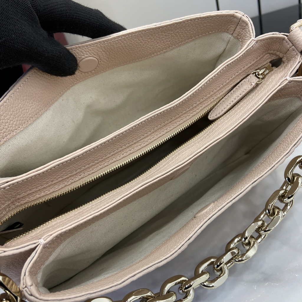 Gucci GG Emblem mini shoulder bag 815263 in light pink GG leather