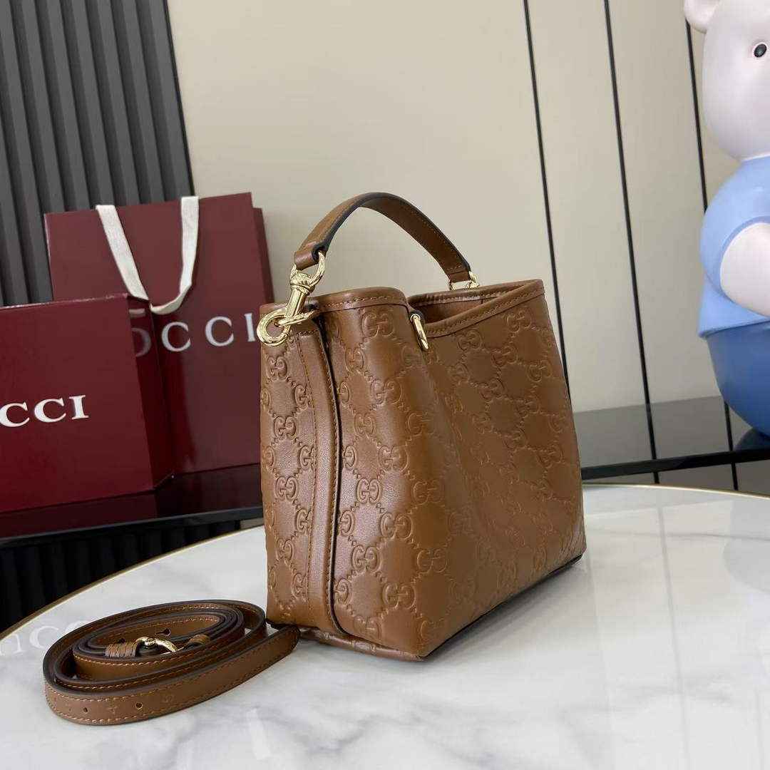 Gucci GG Emblem small bucket bag 815118 in GG brown leather
