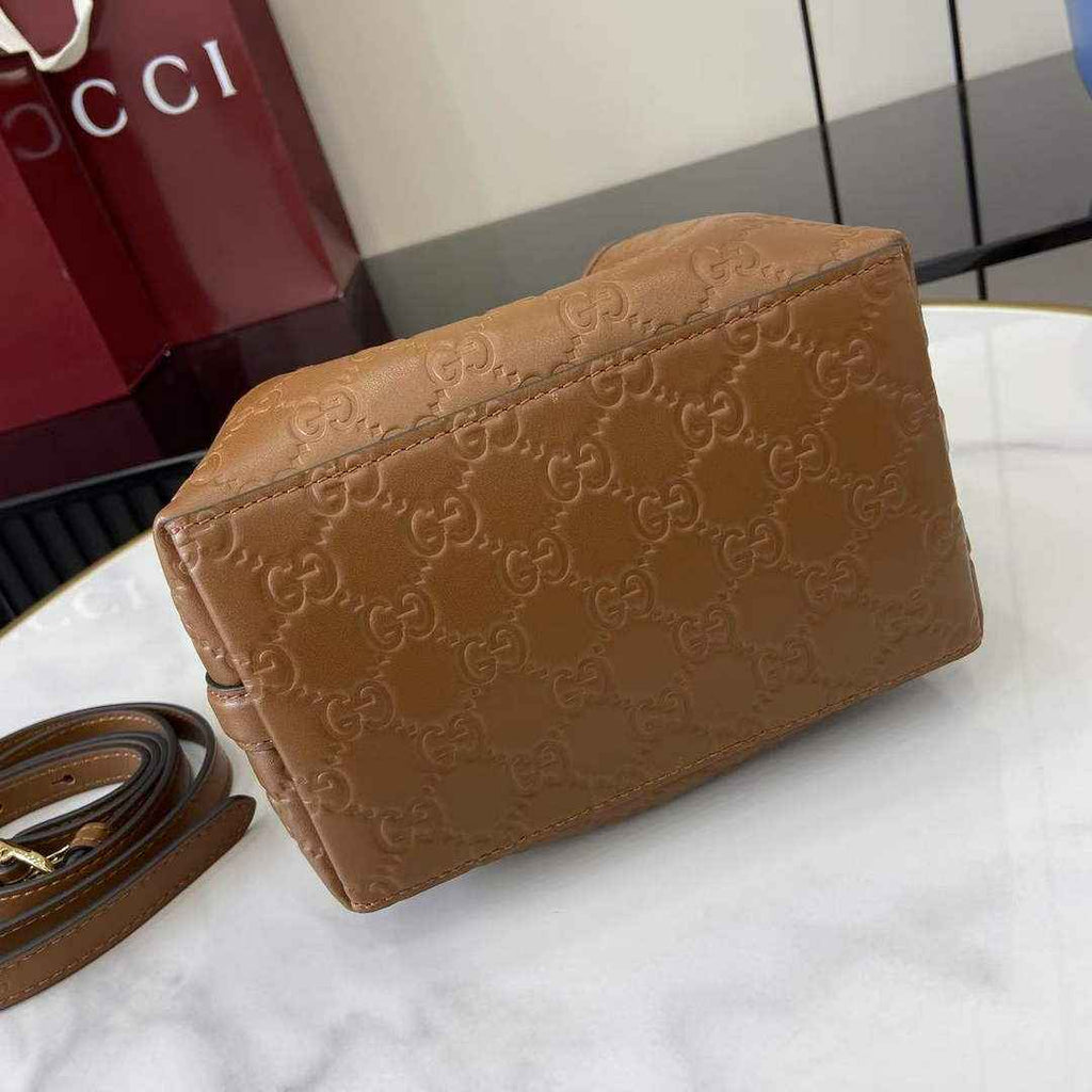 Gucci GG Emblem small bucket bag 815118 in GG brown leather