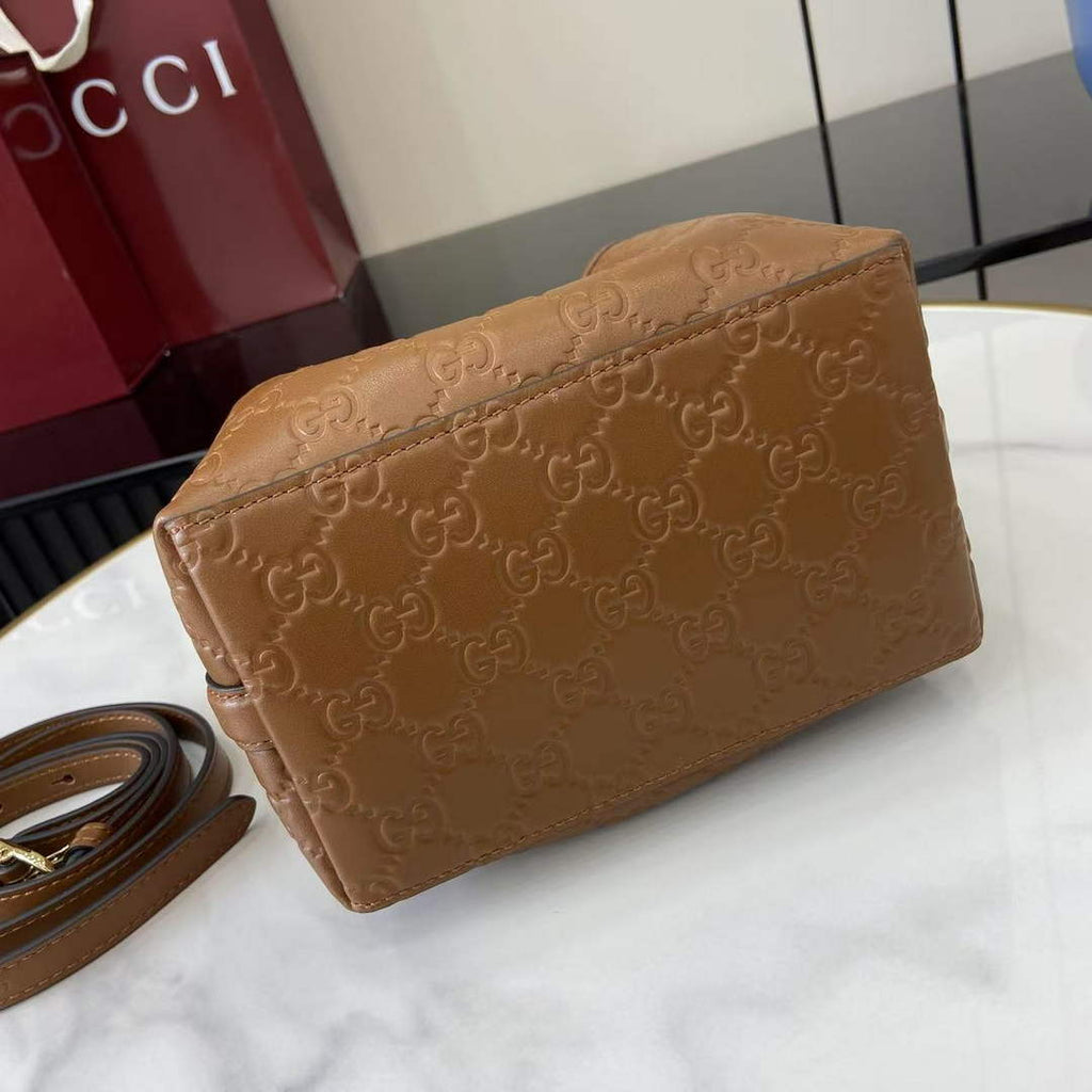 Gucci GG Emblem small bucket bag 815118 in GG brown leather