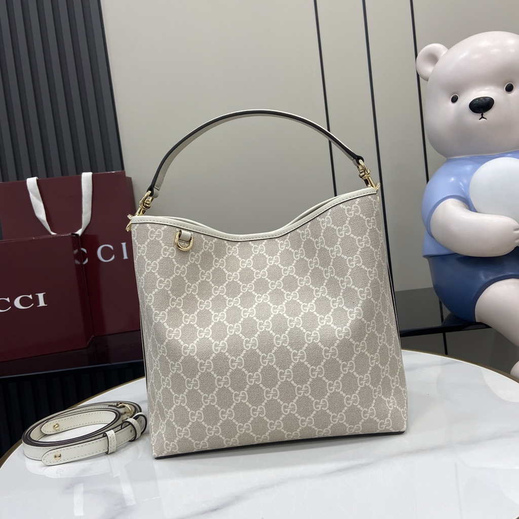 Gucci GG Emblem medium bucket bag ‎815103 in white fabric