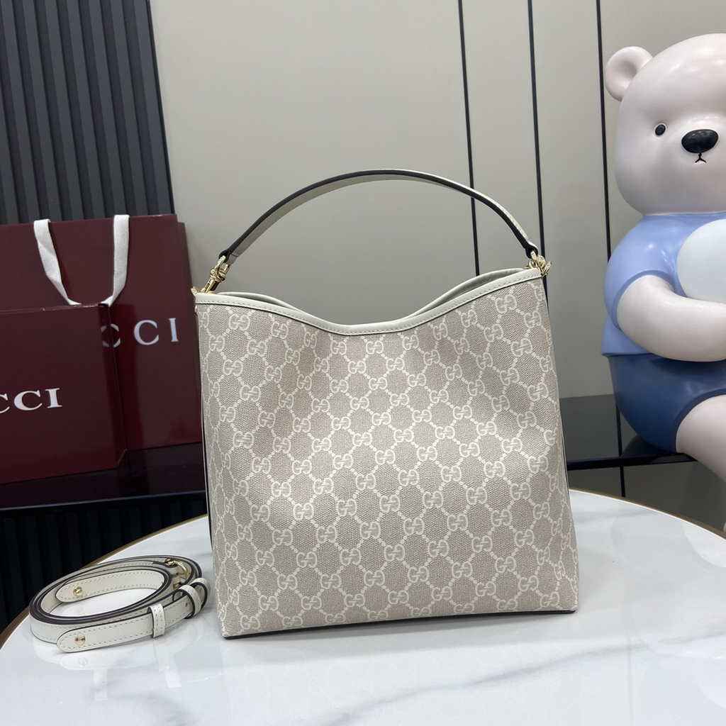 Gucci GG Emblem medium bucket bag ‎815103 in white fabric