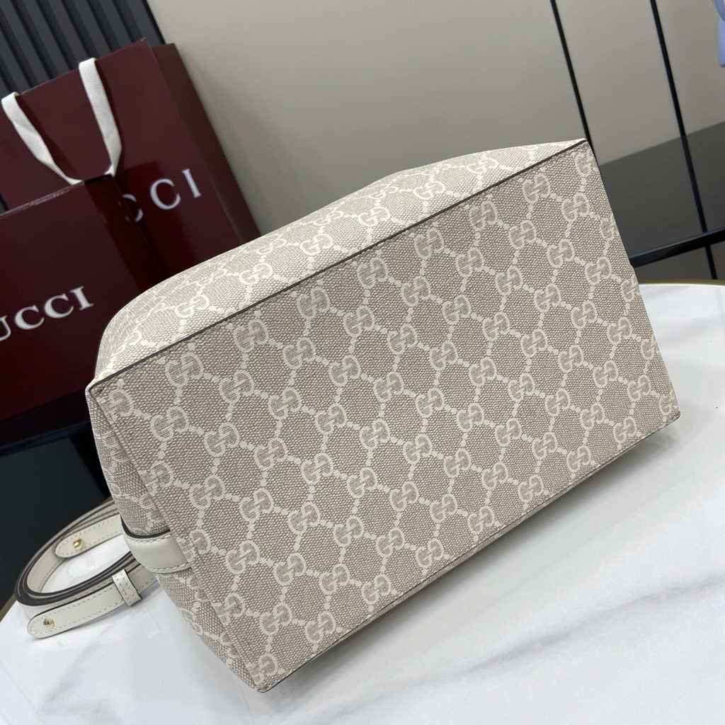 Gucci GG Emblem medium bucket bag ‎815103 in white fabric