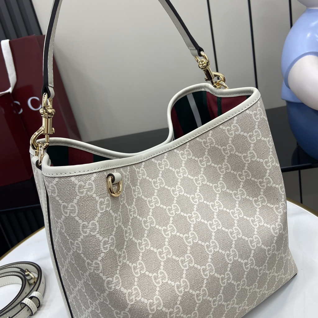Gucci GG Emblem medium bucket bag ‎815103 in white fabric
