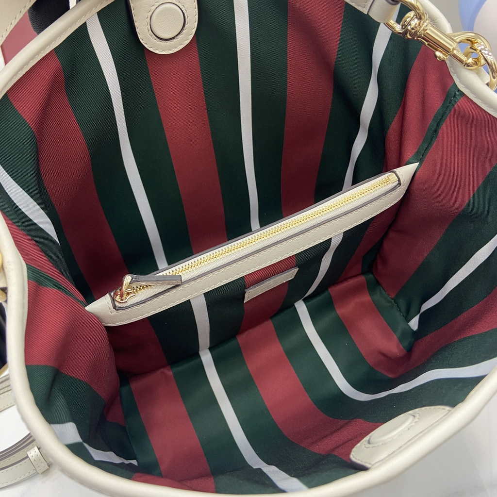 Gucci GG Emblem medium bucket bag ‎815103 in white fabric