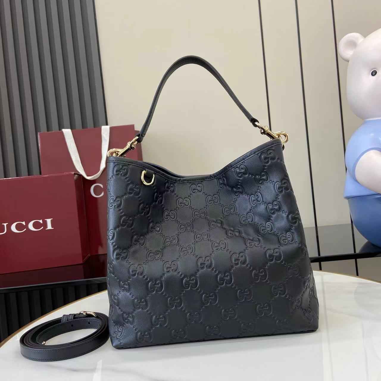 Gucci GG Emblem medium bucket bag ‎815103 in black leather