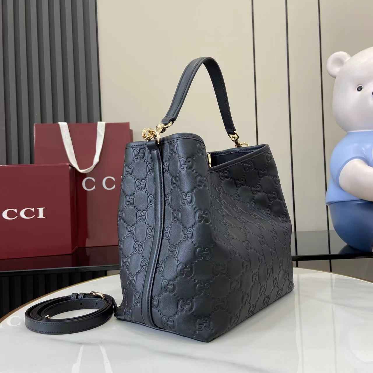 Gucci GG Emblem medium bucket bag ‎815103 in black leather