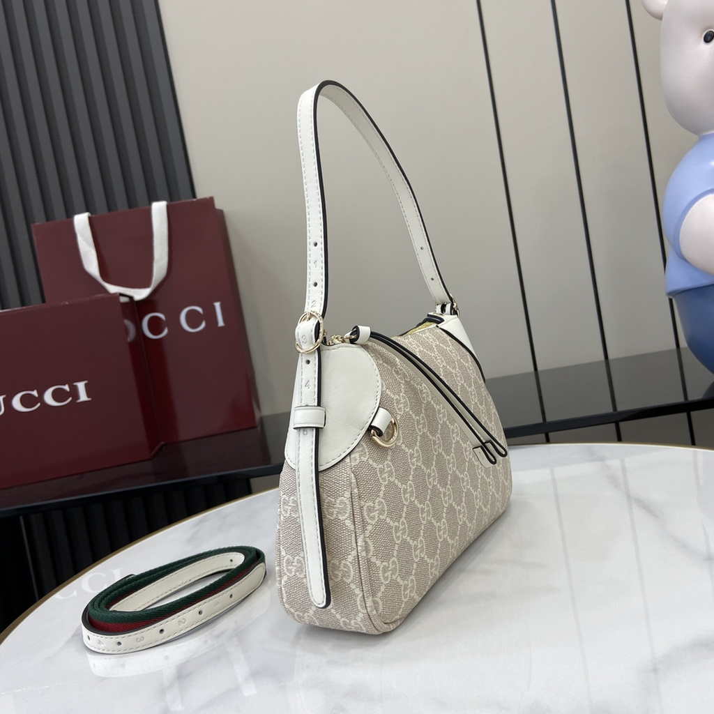 Gucci GG Emblem small shoulder bag 815218 in white fabric