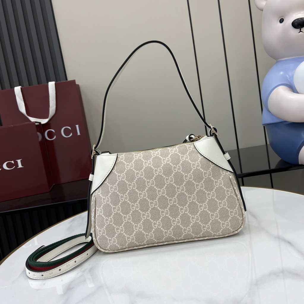 Gucci GG Emblem small shoulder bag 815218 in white fabric