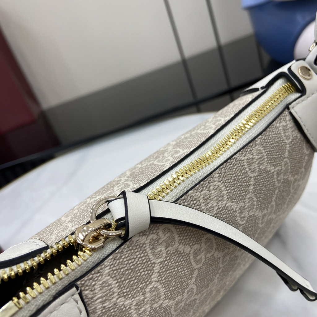 Gucci GG Emblem small shoulder bag 815218 in white fabric