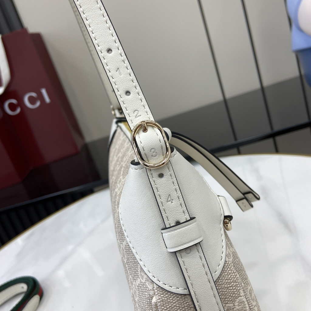 Gucci GG Emblem small shoulder bag 815218 in white fabric