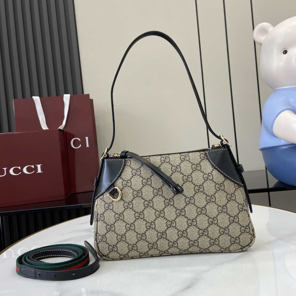 Gucci GG Emblem small shoulder bag 815218 in black fabric