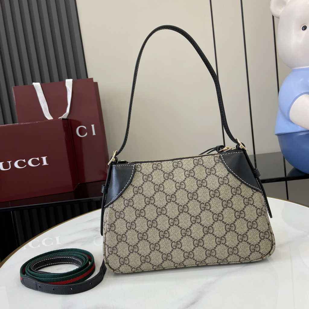Gucci GG Emblem small shoulder bag 815218 in black fabric