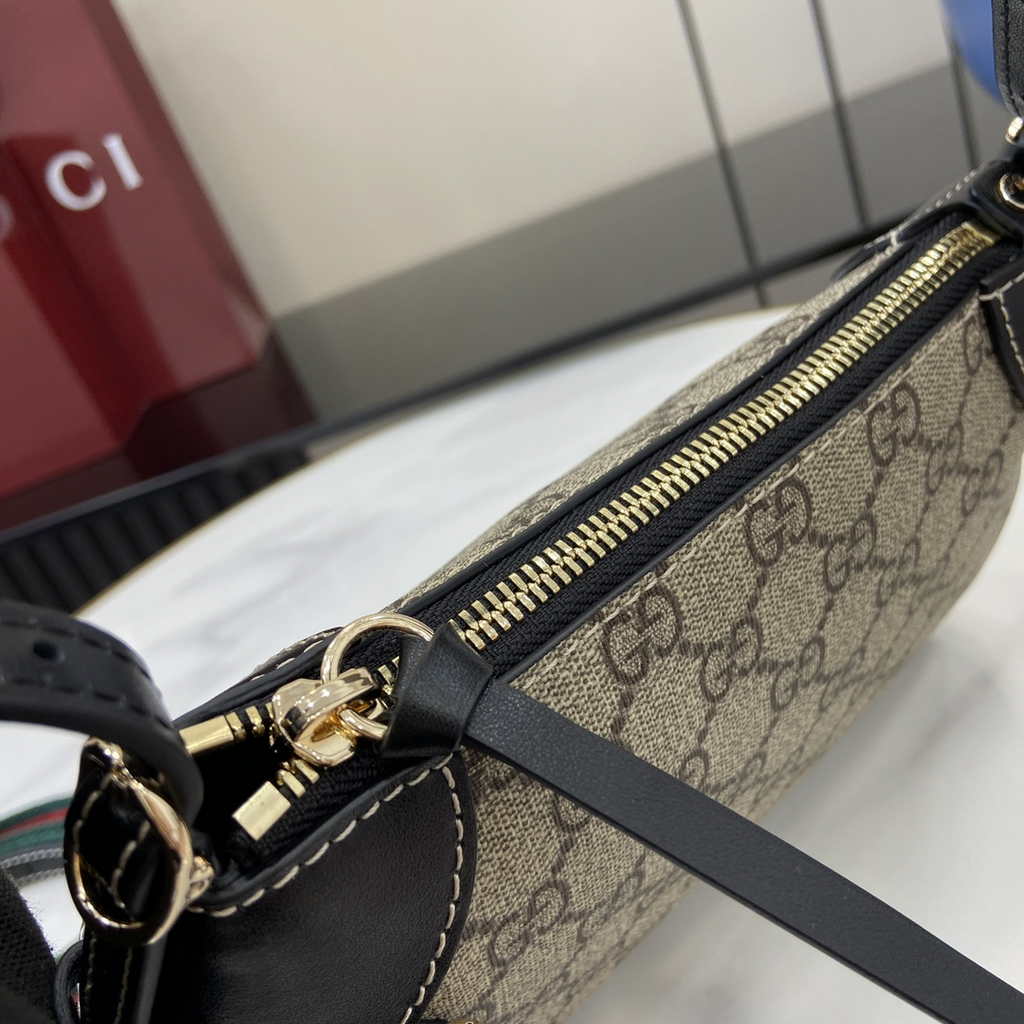 Gucci GG Emblem small shoulder bag 815218 in black fabric