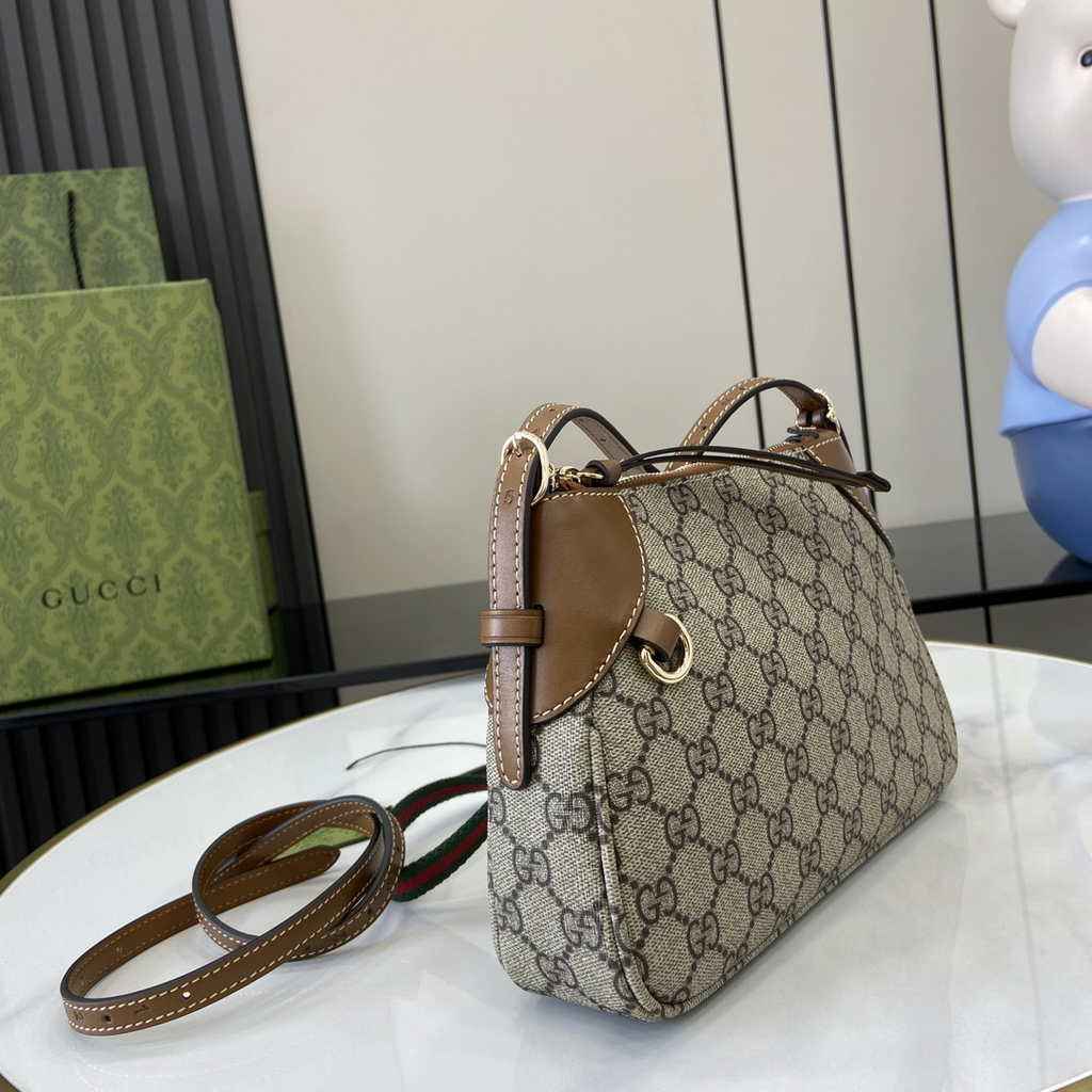 Gucci GG Emblem small shoulder bag 815218 in brown fabric