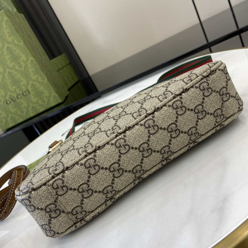 Gucci GG Emblem small shoulder bag 815218 in brown fabric