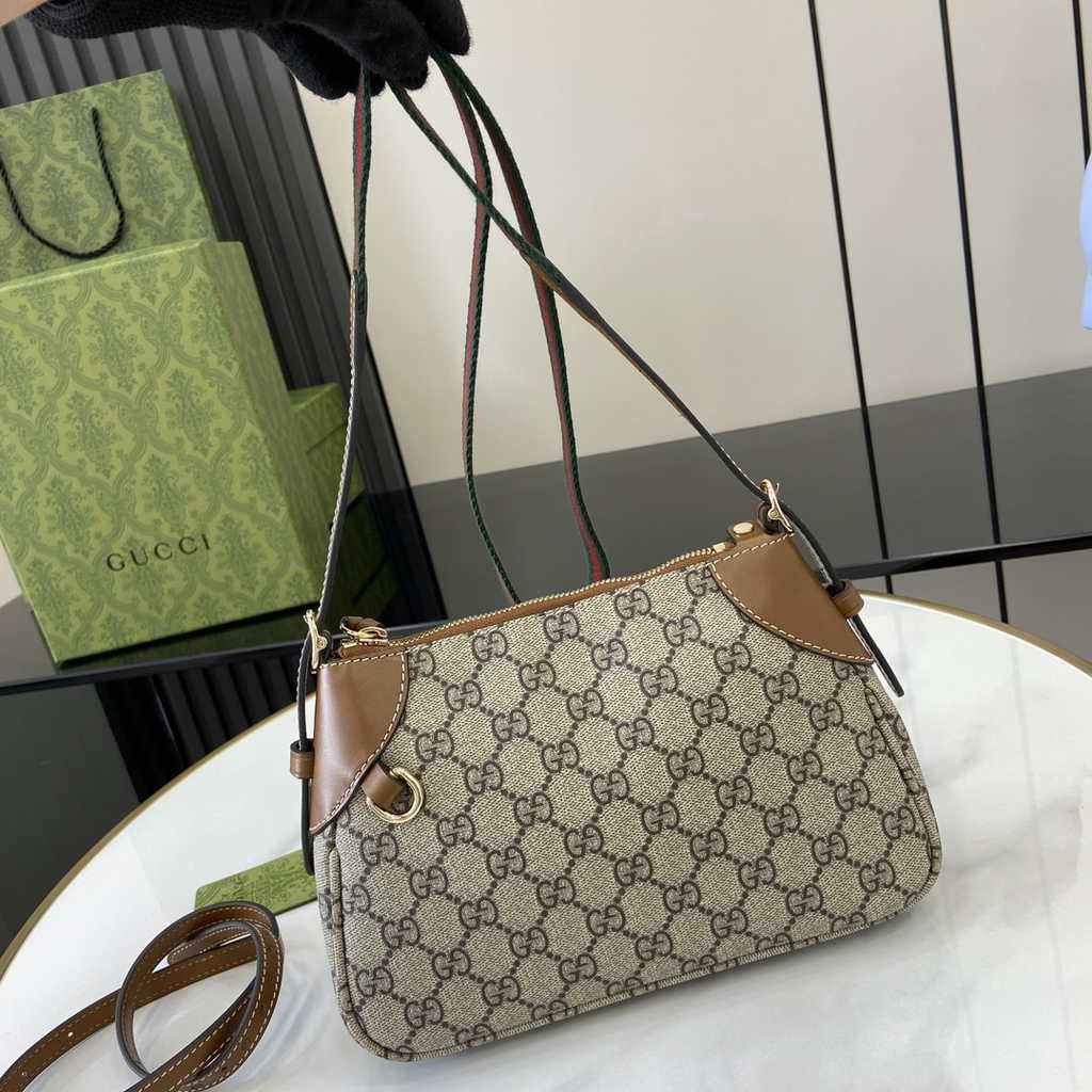 Gucci GG Emblem small shoulder bag 815218 in brown fabric