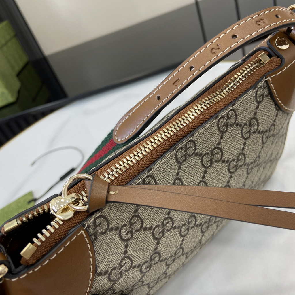 Gucci GG Emblem small shoulder bag 815218 in brown fabric