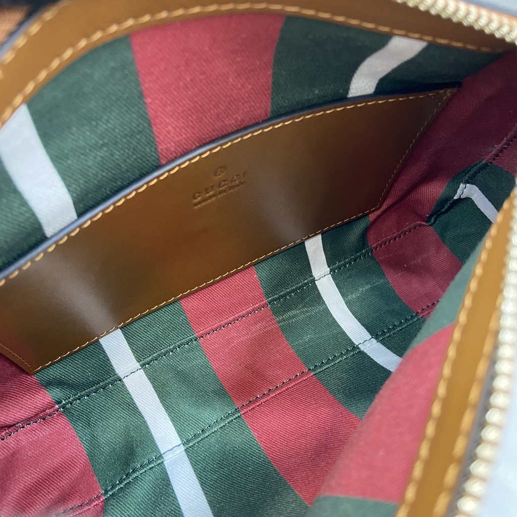 Gucci GG Emblem small shoulder bag 815218 in brown fabric