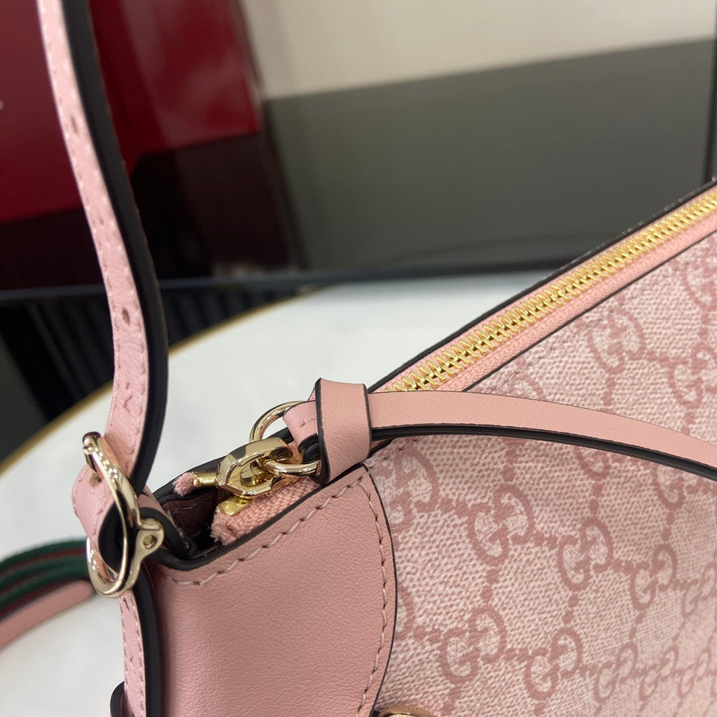 Gucci GG Emblem small shoulder bag 815218 in pink fabric