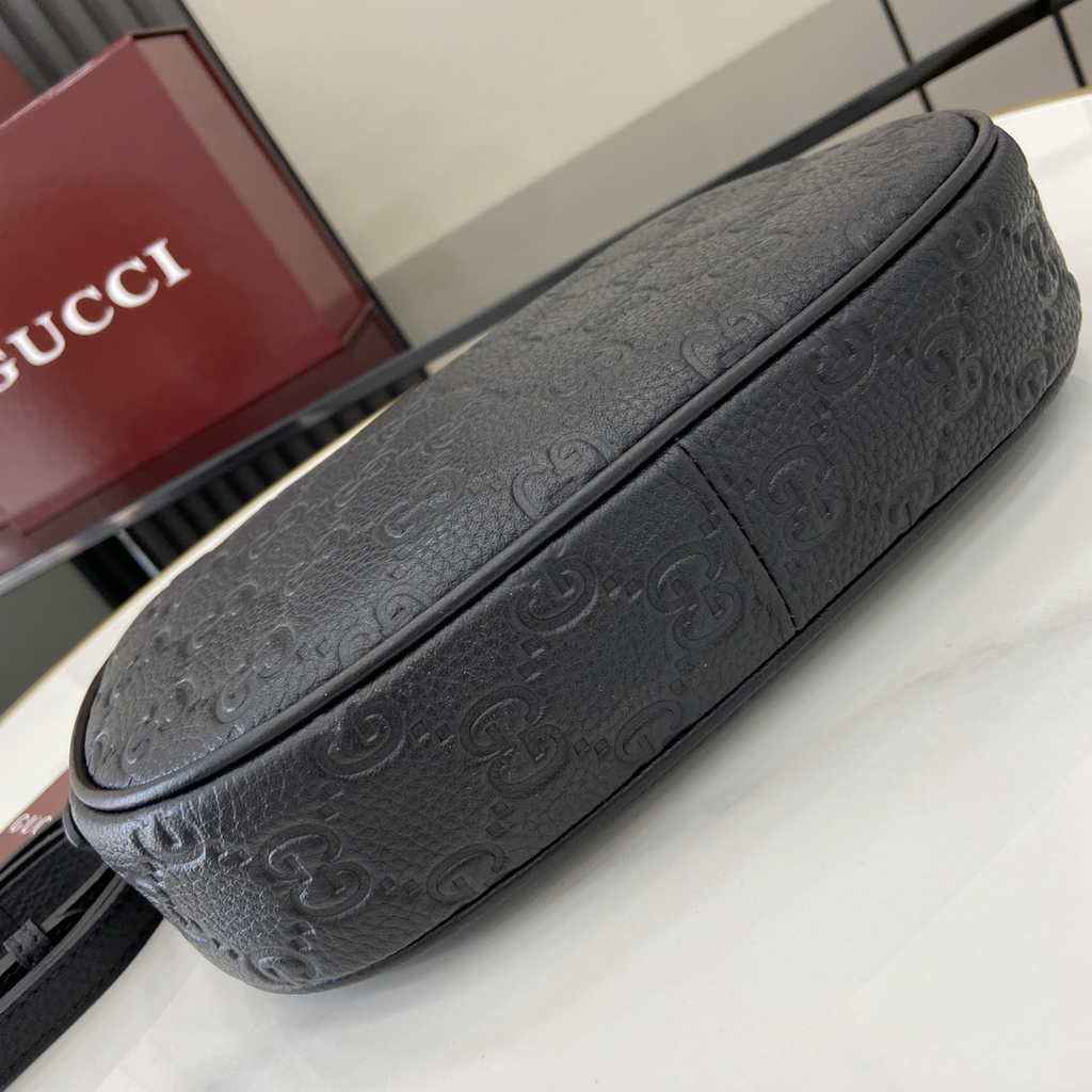 Gucci GG Emblem small shoulder bag 815409 in black GG leather