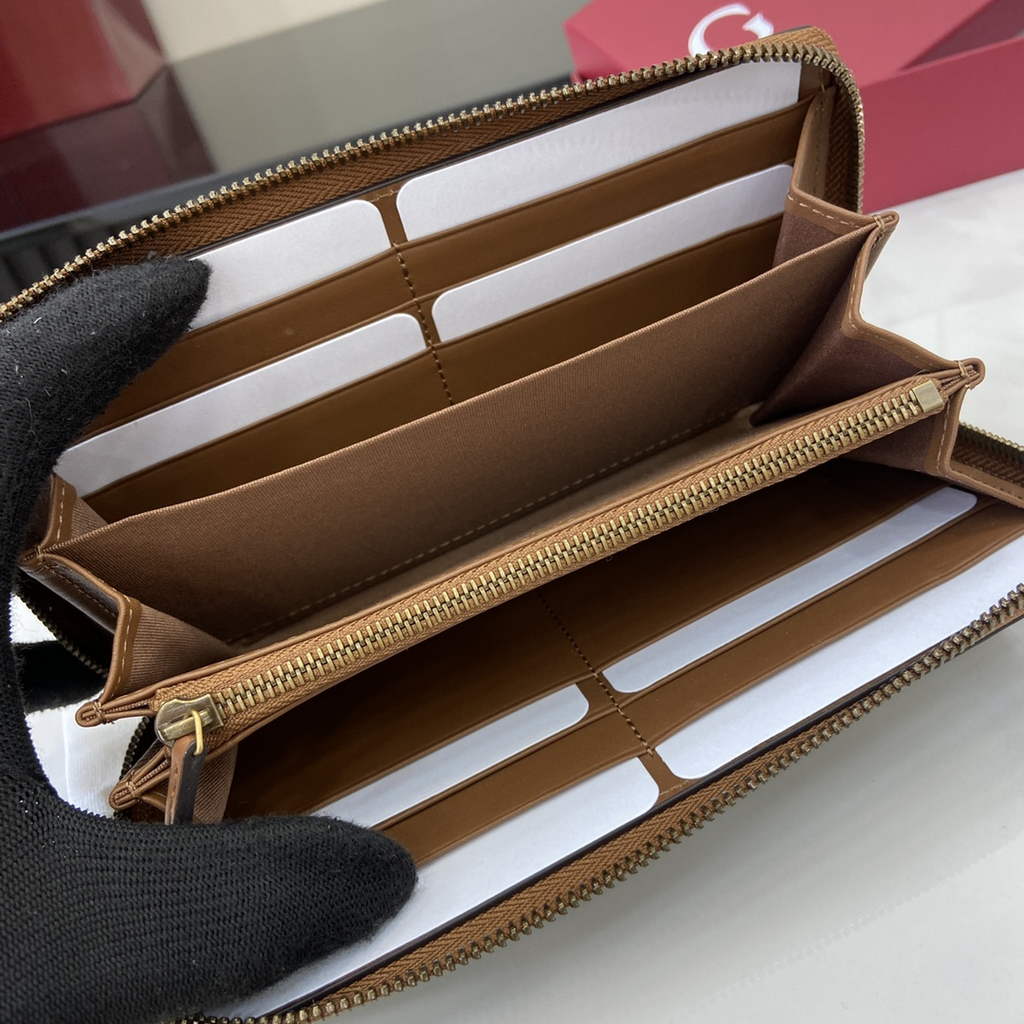 Gucci GG Emblem zip around wallet, 821207 in brown fabric