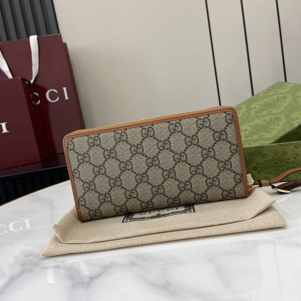 Gucci GG Emblem zip around wallet, 821803 in brown fabric