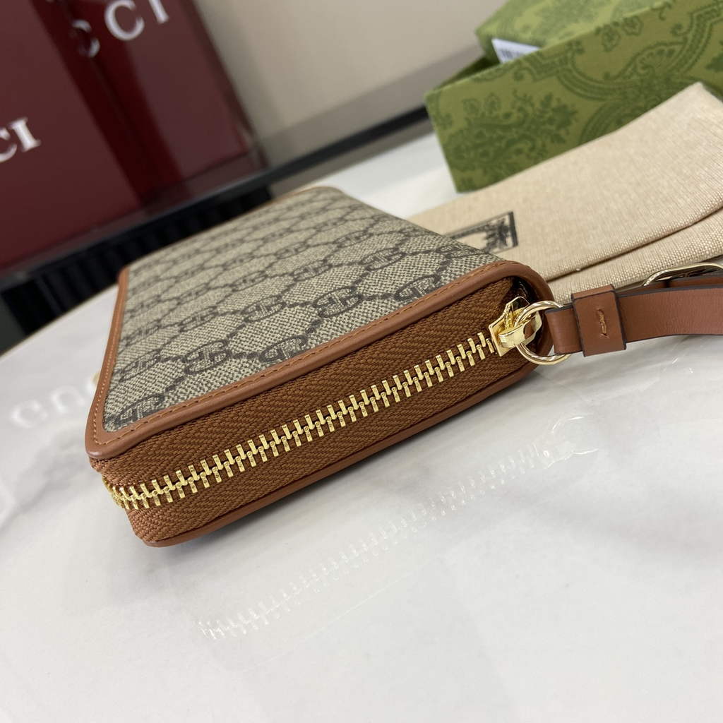 Gucci GG Emblem zip around wallet, 821803 in brown fabric