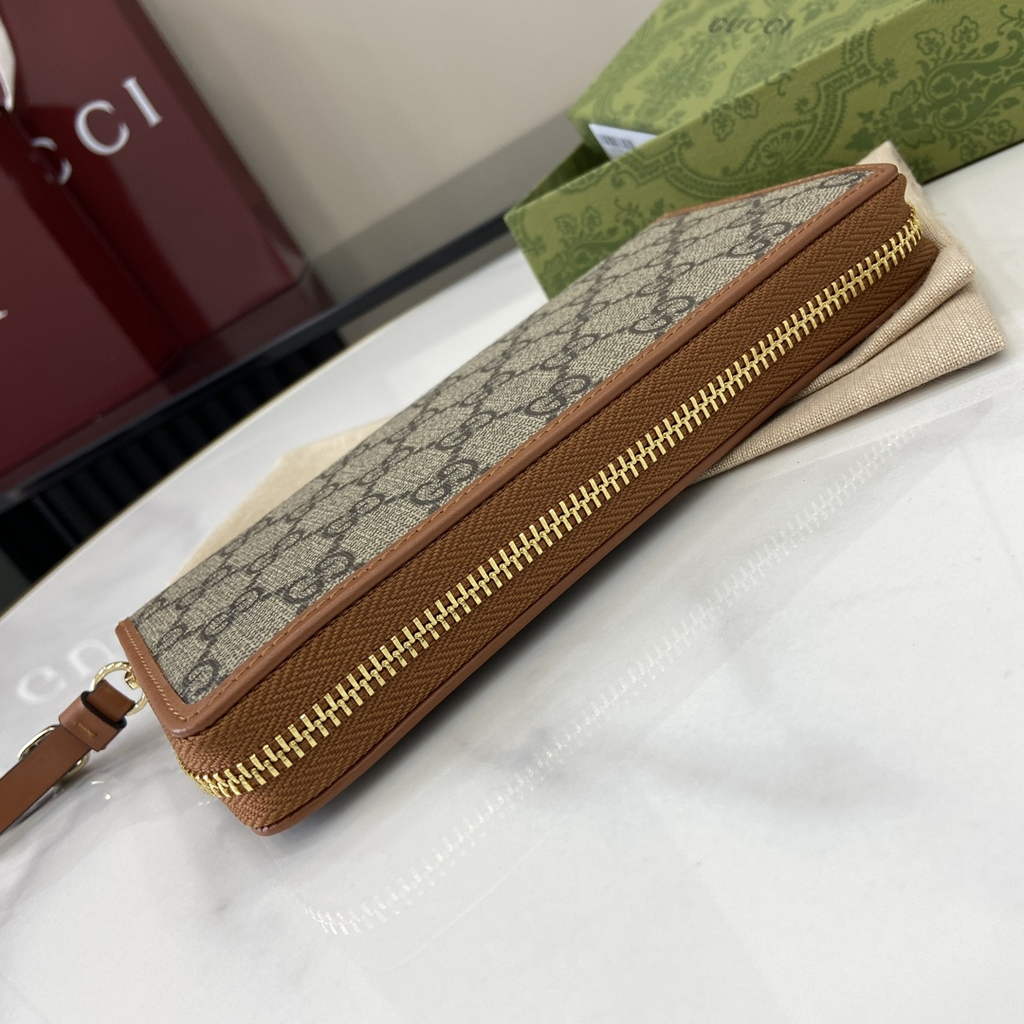 Gucci GG Emblem zip around wallet, 821803 in brown fabric
