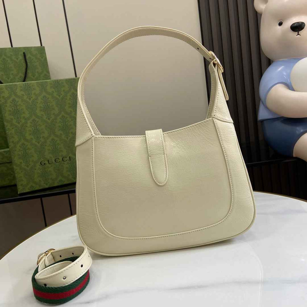 Gucci Jackie small shoulder bag in beige patent leather 782849