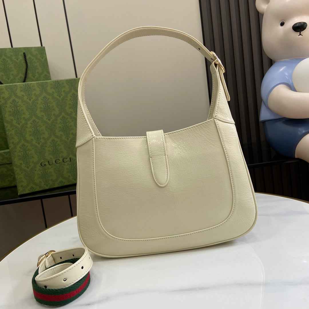 Gucci Jackie small shoulder bag in beige patent leather 782849