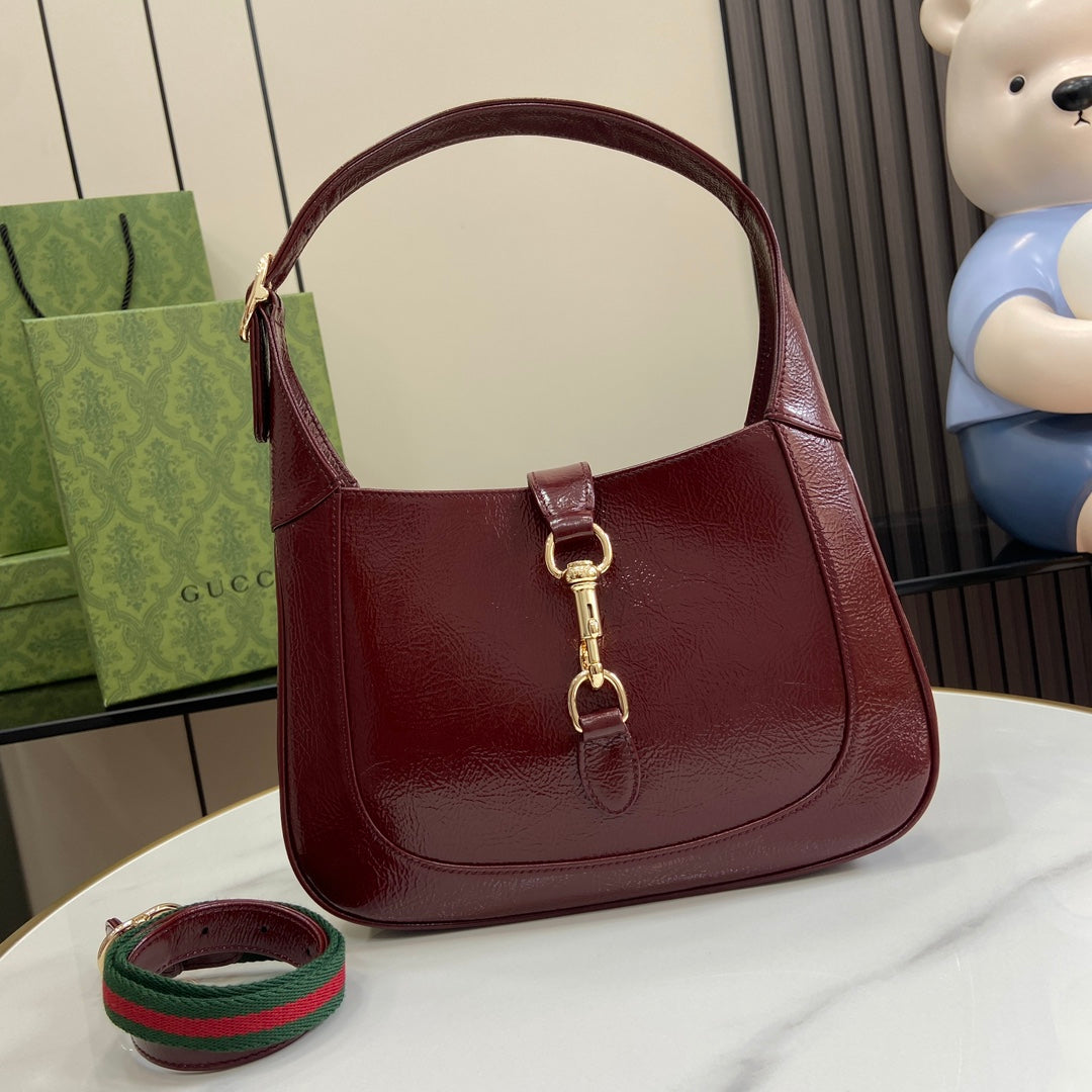 Gucci Jackie small shoulder bag in wine red patent leather 782849