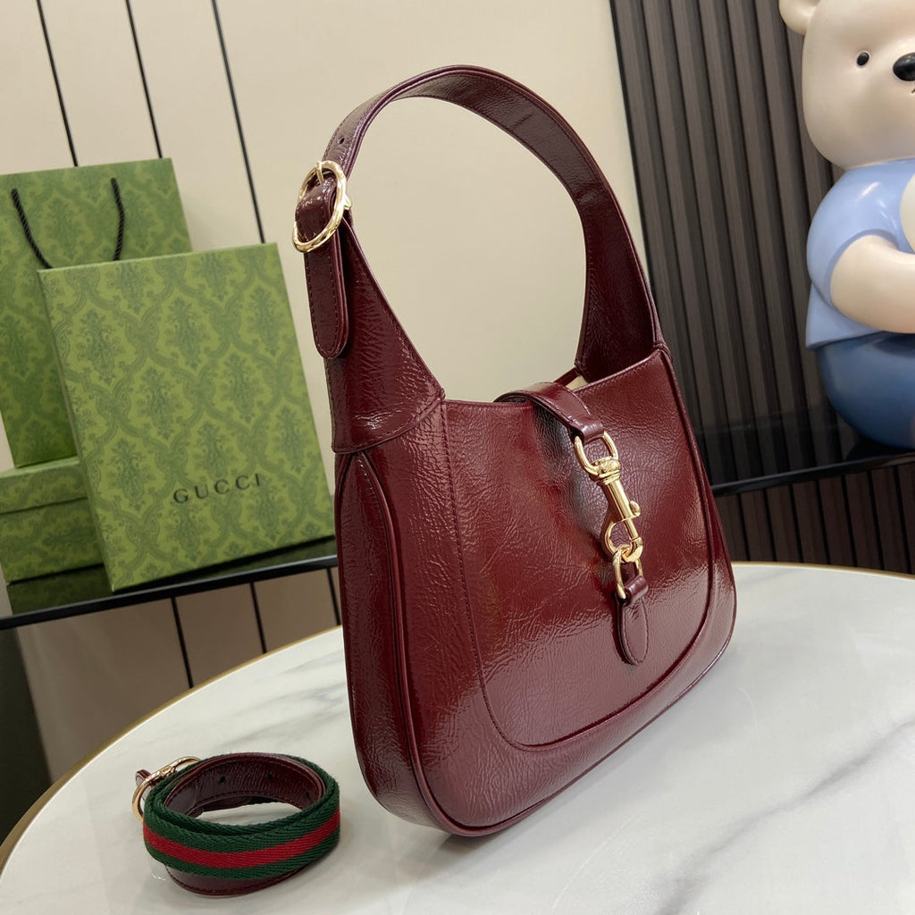 Gucci Jackie small shoulder bag in wine red patent leather 782849