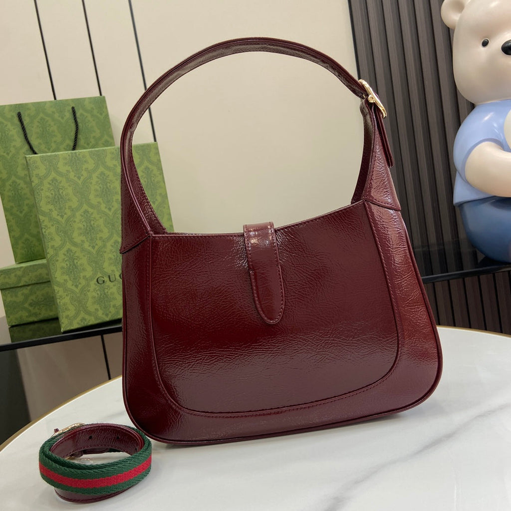 Gucci Jackie small shoulder bag in wine red patent leather 782849