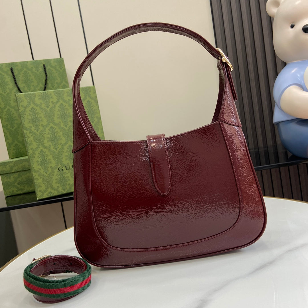 Gucci Jackie small shoulder bag in wine red patent leather 782849