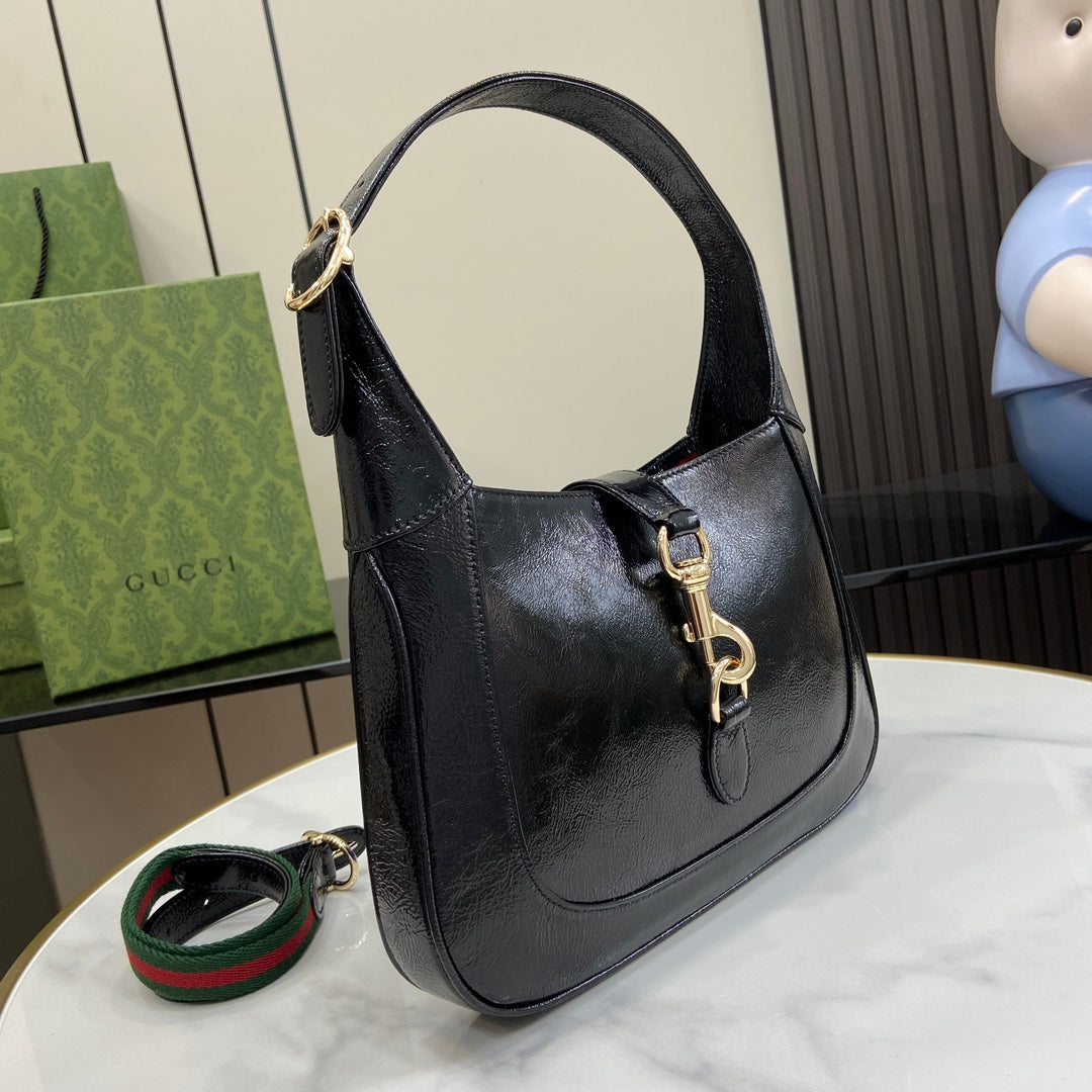 Gucci Jackie small shoulder bag in black patent leather 782849