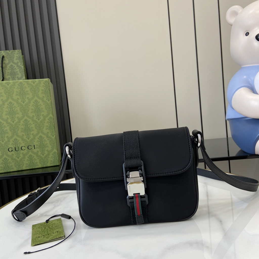 Gucci Mini GG crossbody bag ‎802100 in black GG canvas
