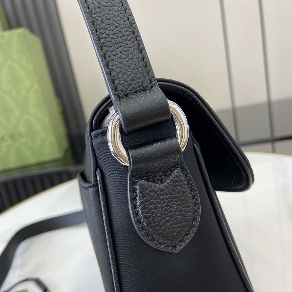 Gucci Mini GG crossbody bag ‎802100 in black GG canvas