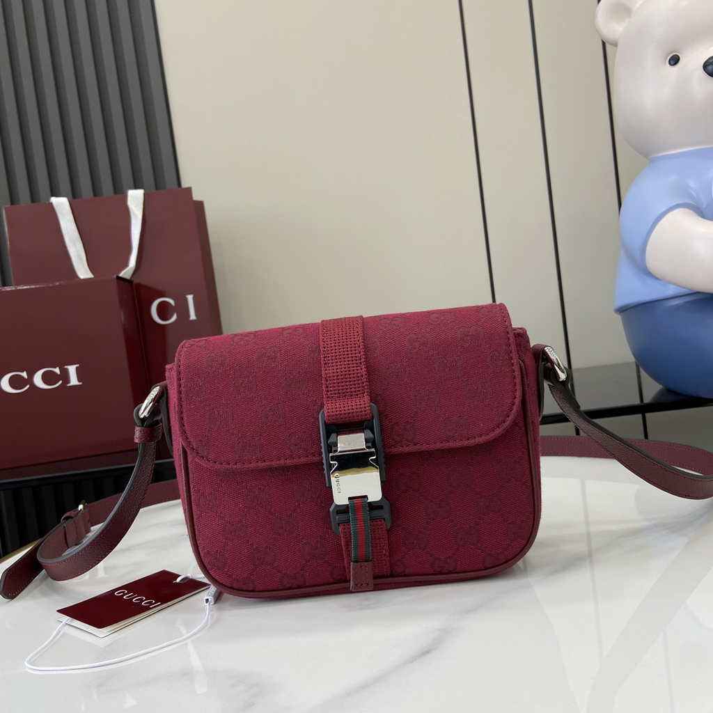 Gucci Mini GG crossbody bag ‎802100 in red GG canvas