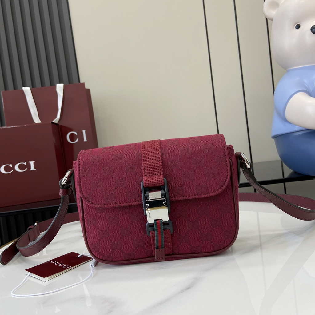 Gucci Mini GG crossbody bag ‎802100 in red GG canvas