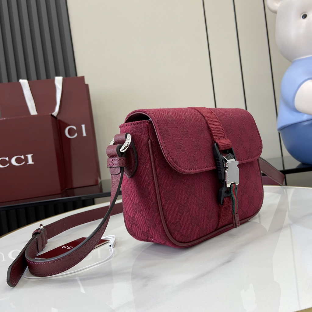 Gucci Mini GG crossbody bag ‎802100 in red GG canvas