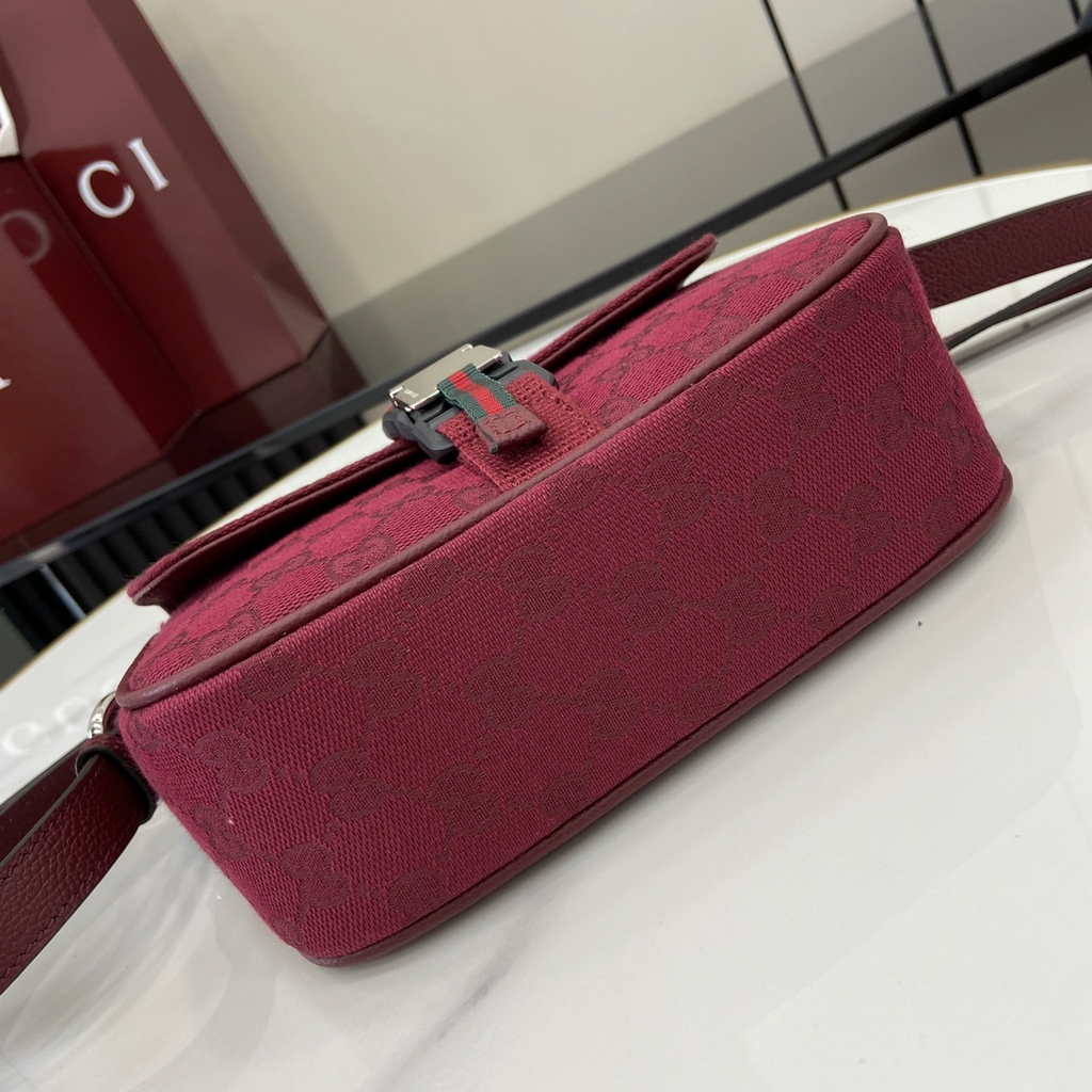 Gucci Mini GG crossbody bag ‎802100 in red GG canvas